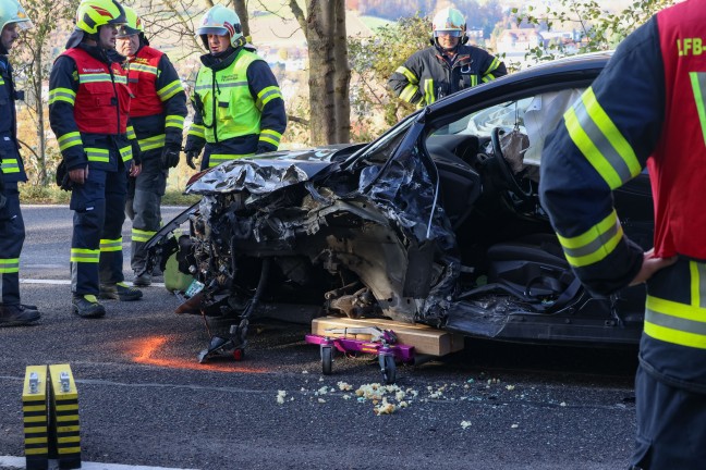 Frontalcrash: Personenrettung bei schwerem Verkehrsunfall auf Innviertler Stra�e in Bad Schallerbach