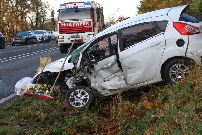 Frontalcrash: Personenrettung bei schwerem Verkehrsunfall auf Innviertler Stra�e in Bad Schallerbach
