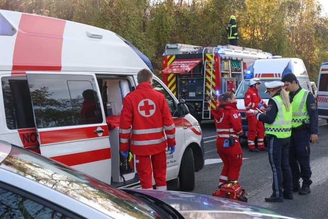 Frontalcrash: Personenrettung bei schwerem Verkehrsunfall auf Innviertler Stra�e in Bad Schallerbach