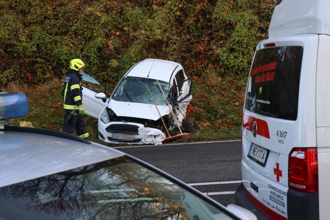 Frontalcrash: Personenrettung bei schwerem Verkehrsunfall auf Innviertler Stra�e in Bad Schallerbach
