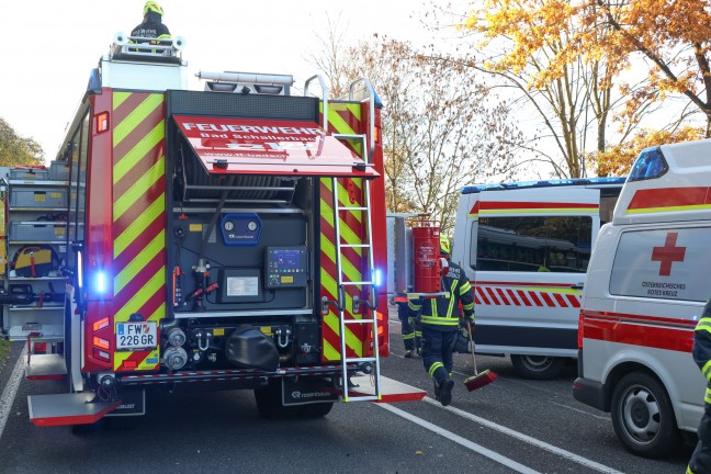 Frontalcrash: Personenrettung bei schwerem Verkehrsunfall auf Innviertler Stra�e in Bad Schallerbach