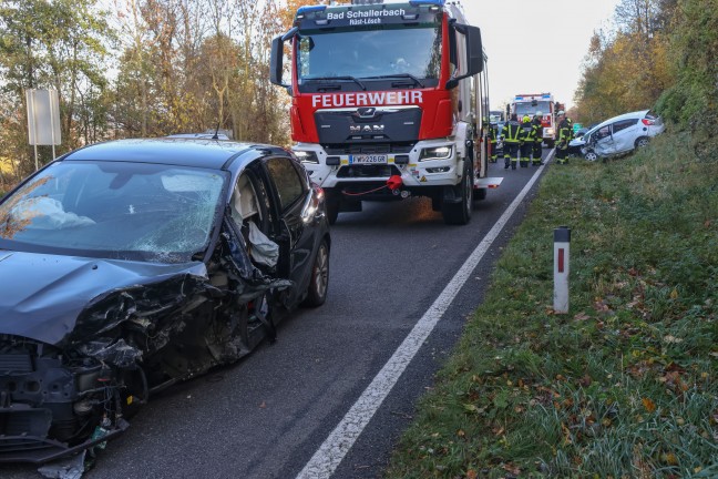 Frontalcrash: Personenrettung bei schwerem Verkehrsunfall auf Innviertler Stra�e in Bad Schallerbach