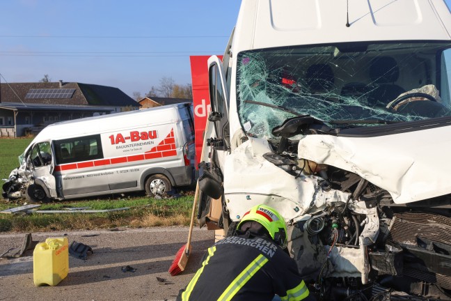 Kreuzungscrash zweier Kleintransporter in Wei�kirchen an der Traun endet mit drei Verletzten