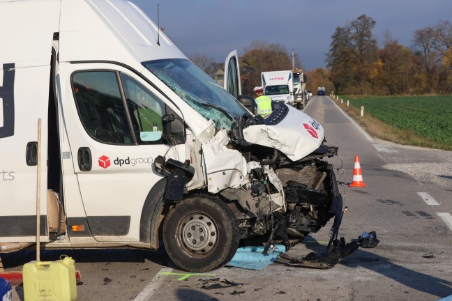 Kreuzungscrash zweier Kleintransporter in Wei�kirchen an der Traun endet mit drei Verletzten