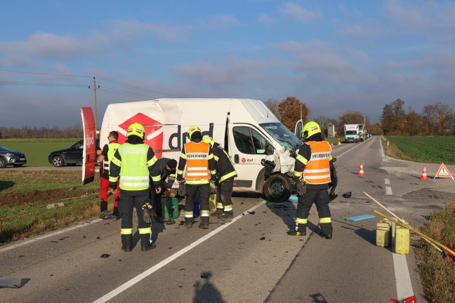 Kreuzungscrash zweier Kleintransporter in Wei�kirchen an der Traun endet mit drei Verletzten