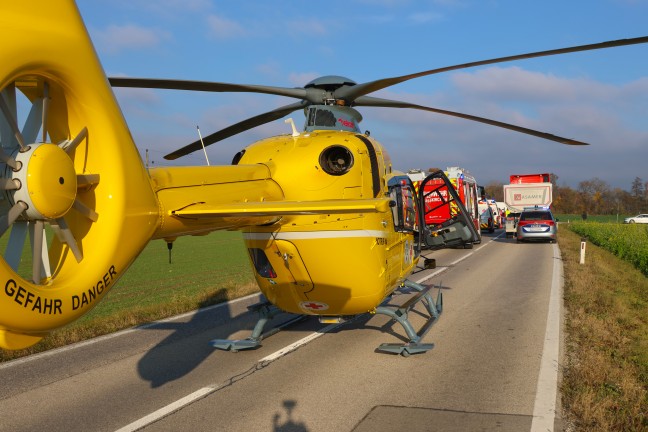 Kreuzungscrash zweier Kleintransporter in Wei�kirchen an der Traun endet mit drei Verletzten