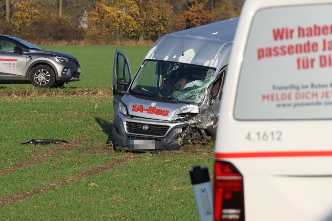 Kreuzungscrash zweier Kleintransporter in Wei�kirchen an der Traun endet mit drei Verletzten