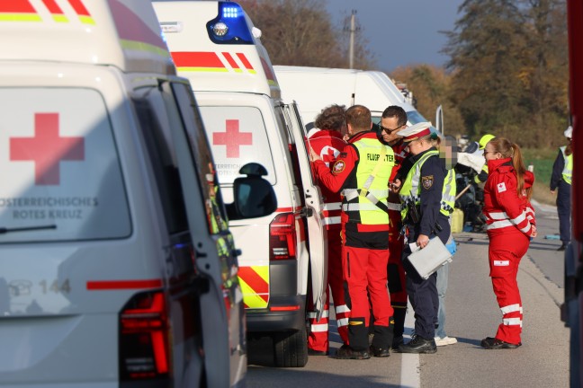 Kreuzungscrash zweier Kleintransporter in Wei�kirchen an der Traun endet mit drei Verletzten