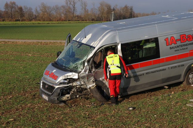 Kreuzungscrash zweier Kleintransporter in Wei�kirchen an der Traun endet mit drei Verletzten