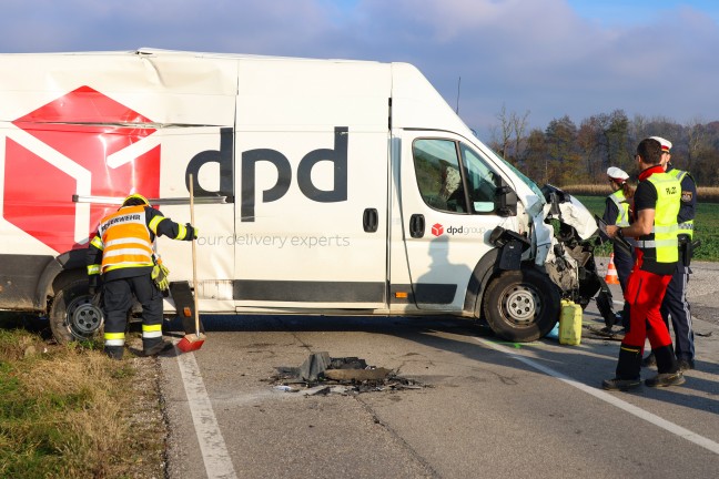 Kreuzungscrash zweier Kleintransporter in Wei�kirchen an der Traun endet mit drei Verletzten