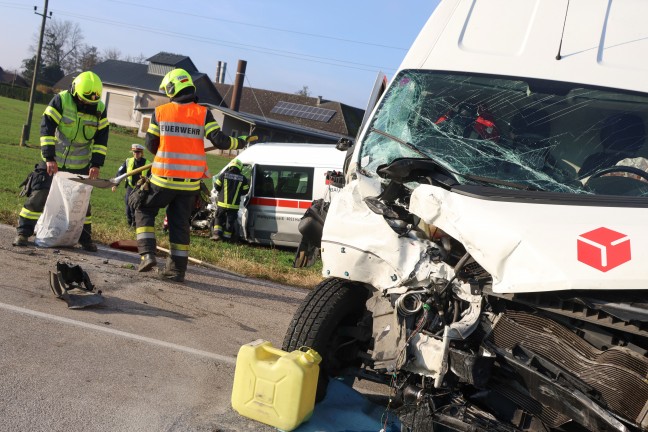 Kreuzungscrash zweier Kleintransporter in Wei�kirchen an der Traun endet mit drei Verletzten
