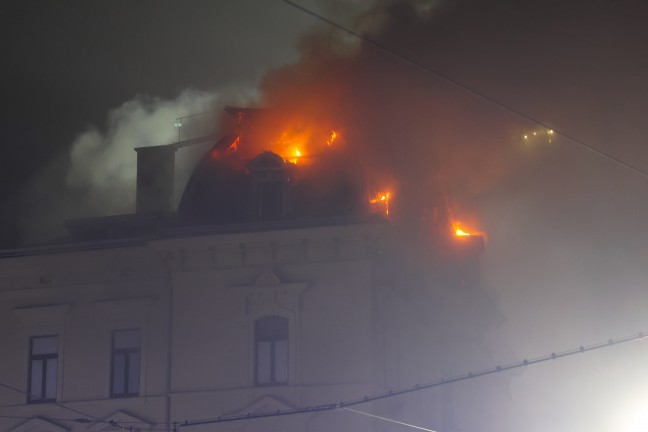 Dachstuhl in Vollbrand: Acht Feuerwehren bei Brand im Stadtzentrum von Gmunden im Einsatz