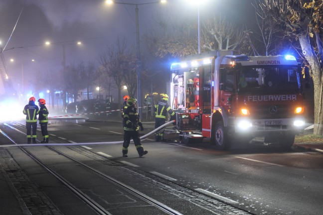 Dachstuhl in Vollbrand: Acht Feuerwehren bei Brand im Stadtzentrum von Gmunden im Einsatz