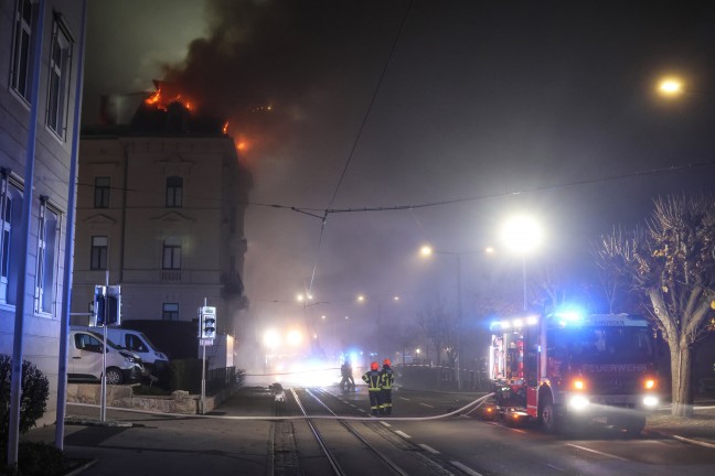 Dachstuhl in Vollbrand: Acht Feuerwehren bei Brand im Stadtzentrum von Gmunden im Einsatz