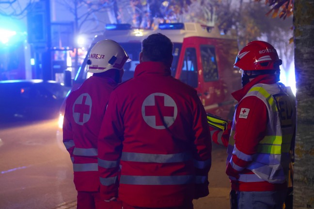 Dachstuhl in Vollbrand: Acht Feuerwehren bei Brand im Stadtzentrum von Gmunden im Einsatz