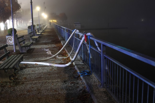 Dachstuhl in Vollbrand: Acht Feuerwehren bei Brand im Stadtzentrum von Gmunden im Einsatz