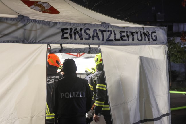 Dachstuhl in Vollbrand: Acht Feuerwehren bei Brand im Stadtzentrum von Gmunden im Einsatz