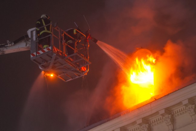 Dachstuhl in Vollbrand: Acht Feuerwehren bei Brand im Stadtzentrum von Gmunden im Einsatz