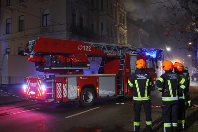 Dachstuhl in Vollbrand: Acht Feuerwehren bei Brand im Stadtzentrum von Gmunden im Einsatz