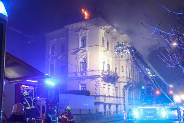 Dachstuhl in Vollbrand: Acht Feuerwehren bei Brand im Stadtzentrum von Gmunden im Einsatz