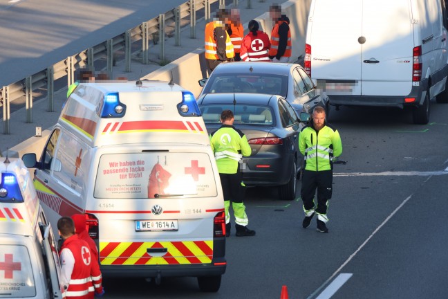 Auffahrunfall: Kilometerlanger Stau nach Verkehrsunfall auf Welser Autobahn in Wels-Puchberg