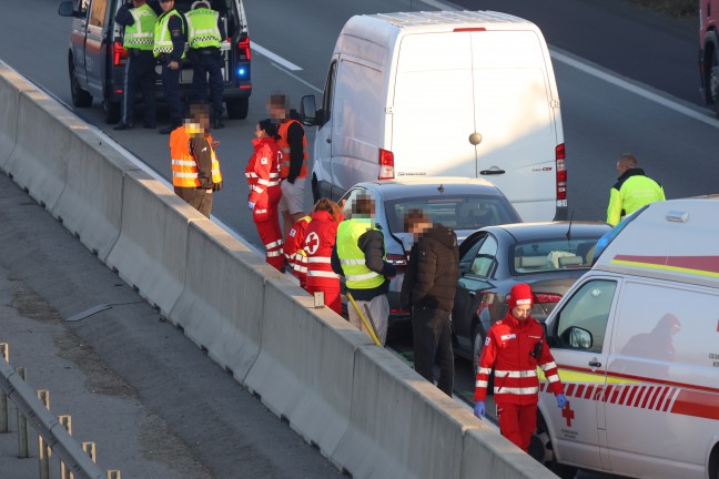 Auffahrunfall: Kilometerlanger Stau nach Verkehrsunfall auf Welser Autobahn in Wels-Puchberg