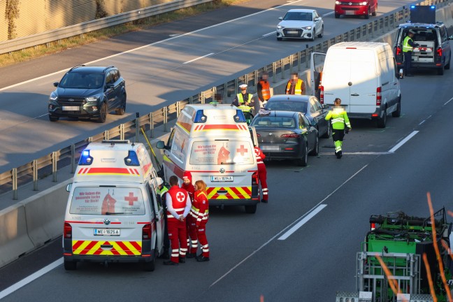 Auffahrunfall: Kilometerlanger Stau nach Verkehrsunfall auf Welser Autobahn in Wels-Puchberg
