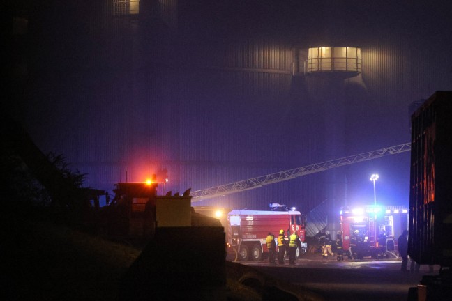 Brand in einer Halle eines Abfallverwertungsunternehmens in Wels-Schafwiesen