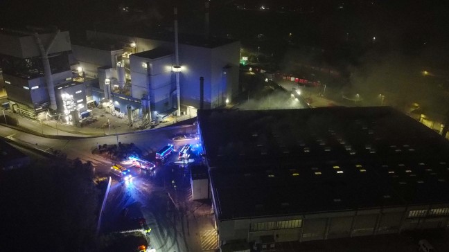 Brand in einer Halle eines Abfallverwertungsunternehmens in Wels-Schafwiesen