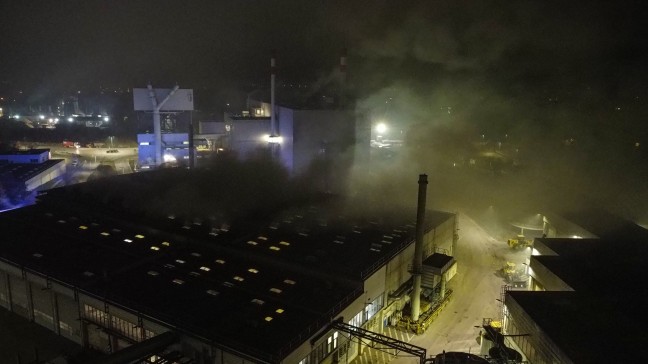 Brand in einer Halle eines Abfallverwertungsunternehmens in Wels-Schafwiesen