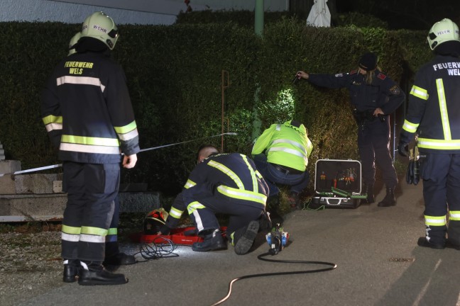 Lichtmast umgefahren: Feuerwehr musste in Wels-Waidhausen Stra�enlaterne mittels Kran umlegen