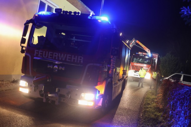 Lichtmast umgefahren: Feuerwehr musste in Wels-Waidhausen Stra�enlaterne mittels Kran umlegen