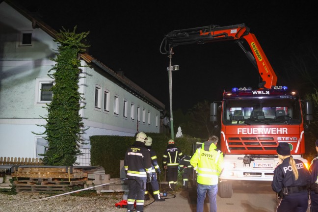 Lichtmast umgefahren: Feuerwehr musste in Wels-Waidhausen Stra�enlaterne mittels Kran umlegen