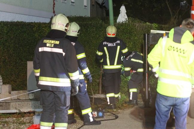 Lichtmast umgefahren: Feuerwehr musste in Wels-Waidhausen Stra�enlaterne mittels Kran umlegen