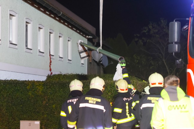 Lichtmast umgefahren: Feuerwehr musste in Wels-Waidhausen Stra�enlaterne mittels Kran umlegen