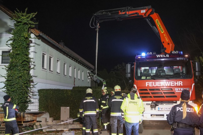 Lichtmast umgefahren: Feuerwehr musste in Wels-Waidhausen Stra�enlaterne mittels Kran umlegen