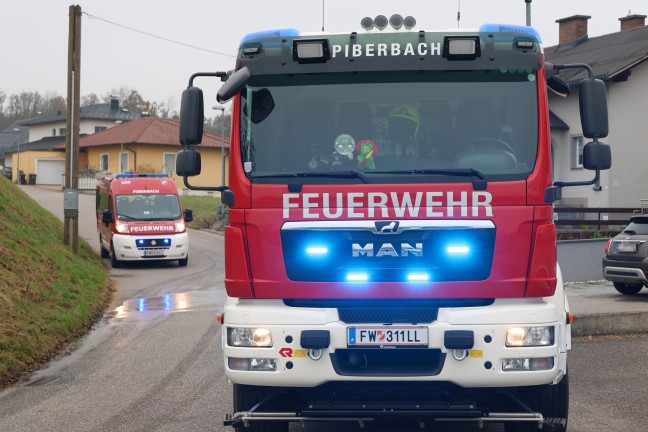 Wasserdampfaustritt: Drei Feuerwehren bei vermeintlichem Brand in einem Haus in Piberbach im Einsatz