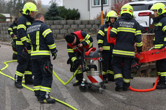 Wasserdampfaustritt: Drei Feuerwehren bei vermeintlichem Brand in einem Haus in Piberbach im Einsatz