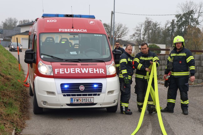 Wasserdampfaustritt: Drei Feuerwehren bei vermeintlichem Brand in einem Haus in Piberbach im Einsatz