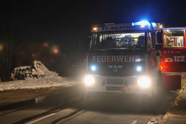 Auto in Vollbrand: Zwei Feuerwehren zu vermeintlichem Geb�udebrand nach St. Agatha alarmiert
