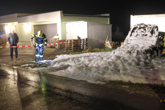 Auto in Vollbrand: Zwei Feuerwehren zu vermeintlichem Geb�udebrand nach St. Agatha alarmiert