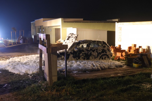 Auto in Vollbrand: Zwei Feuerwehren zu vermeintlichem Geb�udebrand nach St. Agatha alarmiert