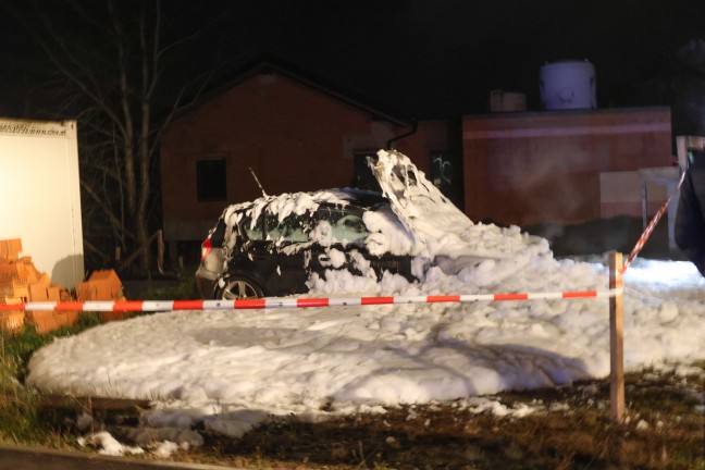 Auto in Vollbrand: Zwei Feuerwehren zu vermeintlichem Geb�udebrand nach St. Agatha alarmiert