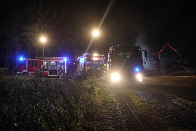 Drei Feuerwehren bei n�chtlichem Brand eines Holzhaufens im Einsatz