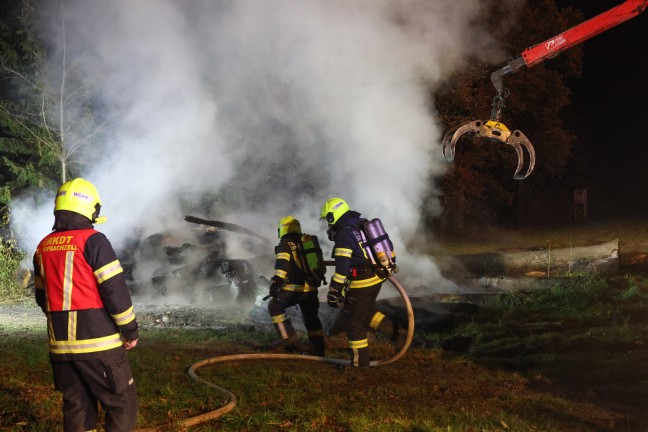 Drei Feuerwehren bei n�chtlichem Brand eines Holzhaufens im Einsatz