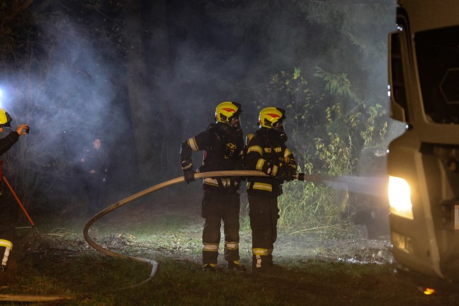 Drei Feuerwehren bei n�chtlichem Brand eines Holzhaufens im Einsatz