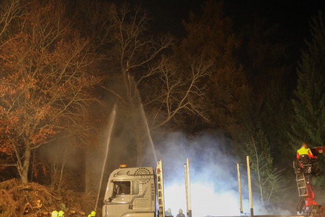 Drei Feuerwehren bei n�chtlichem Brand eines Holzhaufens im Einsatz