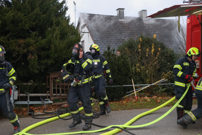 L�schen fast unm�glich: Schwieriger Einsatz bei Brand in v�llig zuger�umtem Haus in Fischlham