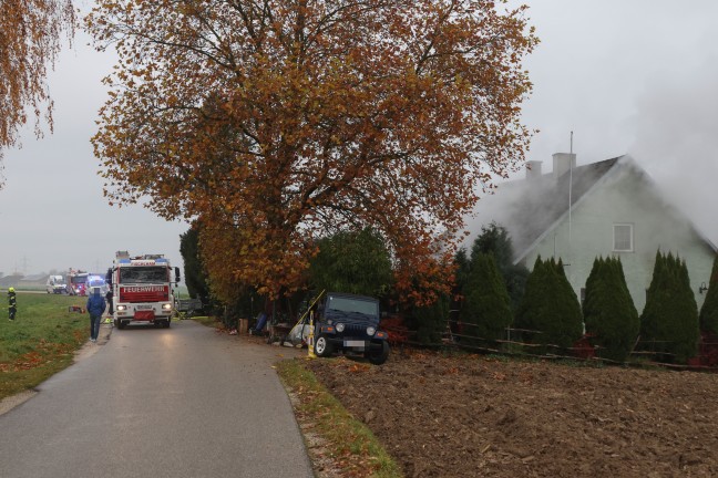 L�schen fast unm�glich: Schwieriger Einsatz bei Brand in v�llig zuger�umtem Haus in Fischlham