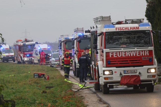 L�schen fast unm�glich: Schwieriger Einsatz bei Brand in v�llig zuger�umtem Haus in Fischlham